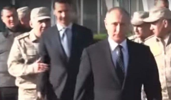 Ruski vojnik spriječio Asada da pođe za predsjednikom Rusije (VIDEO) Ruski vojnik spriječio Asada da pođe za predsjednikom Rusije (VIDEO)