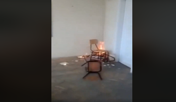 Đaci prave haos, bacaju stolice u vatru! Đaci prave haos, bacaju stolice u vatru!