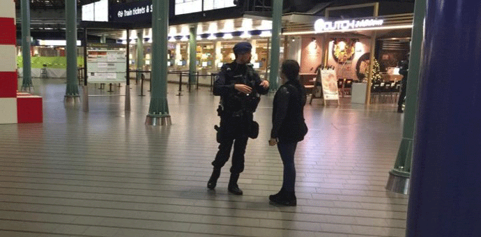 Muškarac ranjen na aerodromu u Amsterdamu, prijetio nožem Muškarac ranjen na aerodromu u Amsterdamu, prijetio nožem