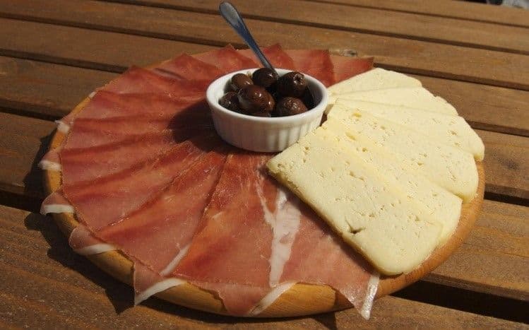 Njeguški pršut i pljevaljski sir zasad jedini zaštićeni proizvodi u CG Njeguški pršut i pljevaljski sir zasad jedini zaštićeni proizvodi u CG