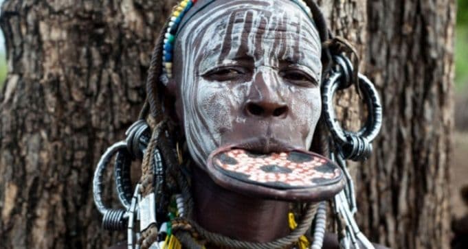 Zašto žene iz plemena Mursi stavljaju ploče u usta? Zašto žene iz plemena Mursi stavljaju ploče u usta?