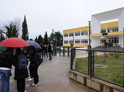 PODGORICA: Učenica nožem ubola druga PODGORICA: Učenica nožem ubola druga