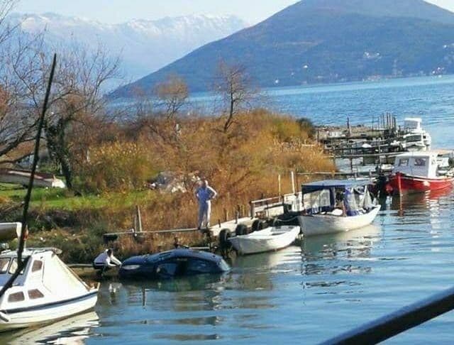 Automobil sletio u more Automobil sletio u more