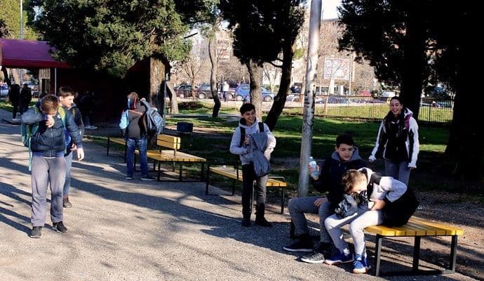 Pošta Crne Gore donirala dvorišne klupe za šest osnovnih škola Pošta Crne Gore donirala dvorišne klupe za šest osnovnih škola