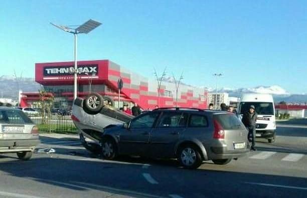 Sudar na Zabjelu, auto završilo na krovu Sudar na Zabjelu, auto završilo na krovu