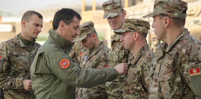 Bošković uručio našim vojnicima NATO medalje Bošković uručio našim vojnicima NATO medalje