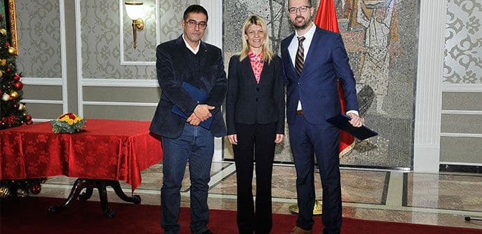 Pajoviću i Ćalasanu svečano uručene nagrade za naučna dostignuća Pajoviću i Ćalasanu svečano uručene nagrade za naučna dostignuća