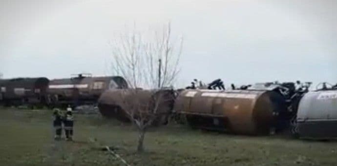 Iz prevrnutog voza curi hemikalija (Video) Iz prevrnutog voza curi hemikalija (Video)