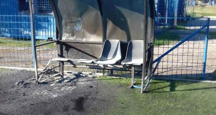 Zapalili zaštitne kućice i stolice na terenu u Baru Zapalili zaštitne kućice i stolice na terenu u Baru