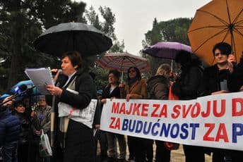 Majke troje i više djece danas protestuju ispred Skupštine: Traže odmrzavanje naknada