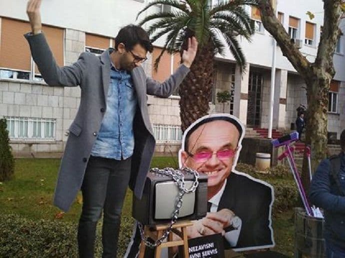 Skidaju se lanci sa RTCG, želimo slobodne medije Skidaju se lanci sa RTCG, želimo slobodne medije