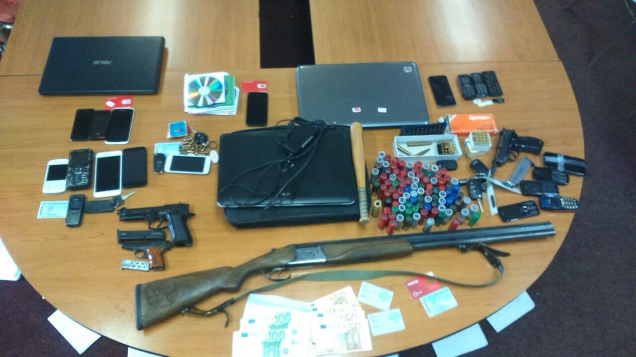 NOVA AKCIJA POLICIJE: Uhapšene četiri osobe, oduzeti oružje, vozila, 15 kg skanka (FOTO) NOVA AKCIJA POLICIJE: Uhapšene četiri osobe, oduzeti oružje, vozila, 15 kg skanka (FOTO)