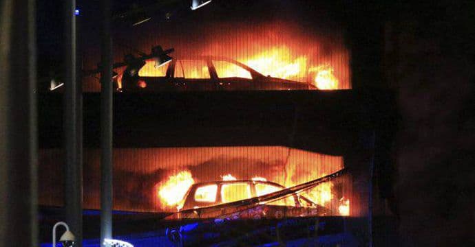 Vatra progutala više od hiljadu automobila! Vatra progutala više od hiljadu automobila!