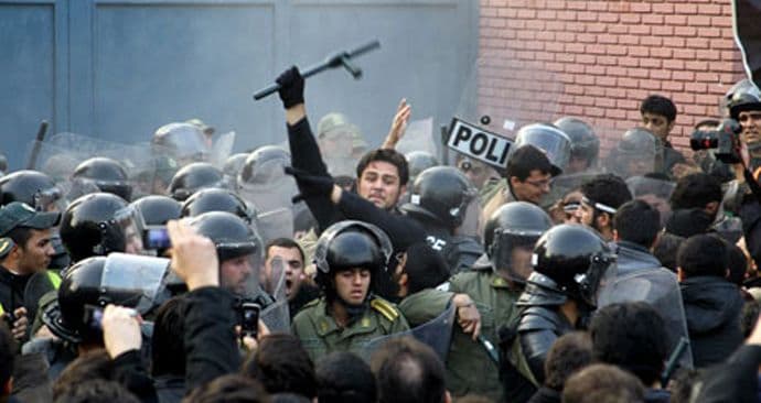 Žestoki sukob sa policijom, 12 stradalih Žestoki sukob sa policijom, 12 stradalih