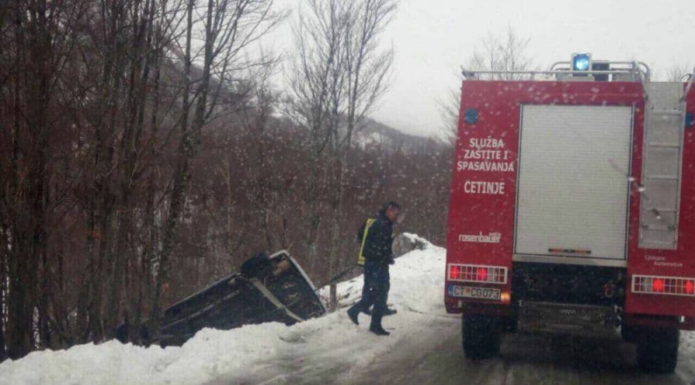 Auto sletjelo s puta na Ivanovim koritima Auto sletjelo s puta na Ivanovim koritima
