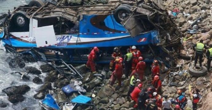 Iz olupine autobusa izvučeno 51 tijelo Iz olupine autobusa izvučeno 51 tijelo