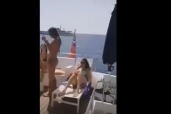 IBICA: Crnogorac sa ljepoticama uživa na jahti uz guslarske pjesme (VIDEO)