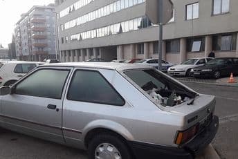 Havarisani automobil skuplja smeće ispred zgrade Uprave policije (Foto)