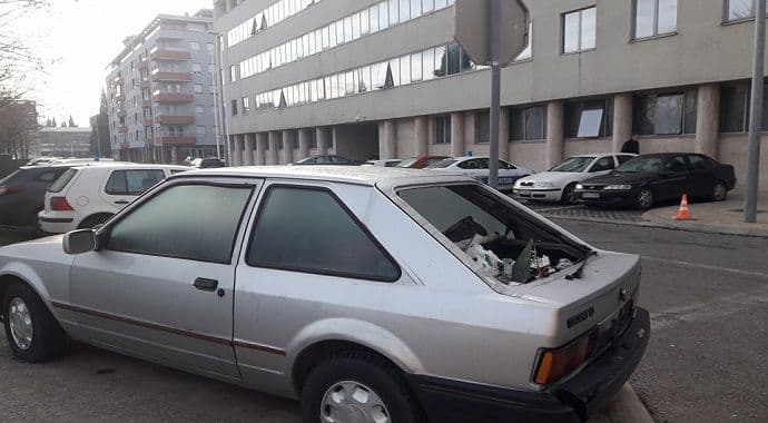 Havarisani automobil skuplja smeće ispred zgrade Uprave policije (Foto) Havarisani automobil skuplja smeće ispred zgrade Uprave policije (Foto)