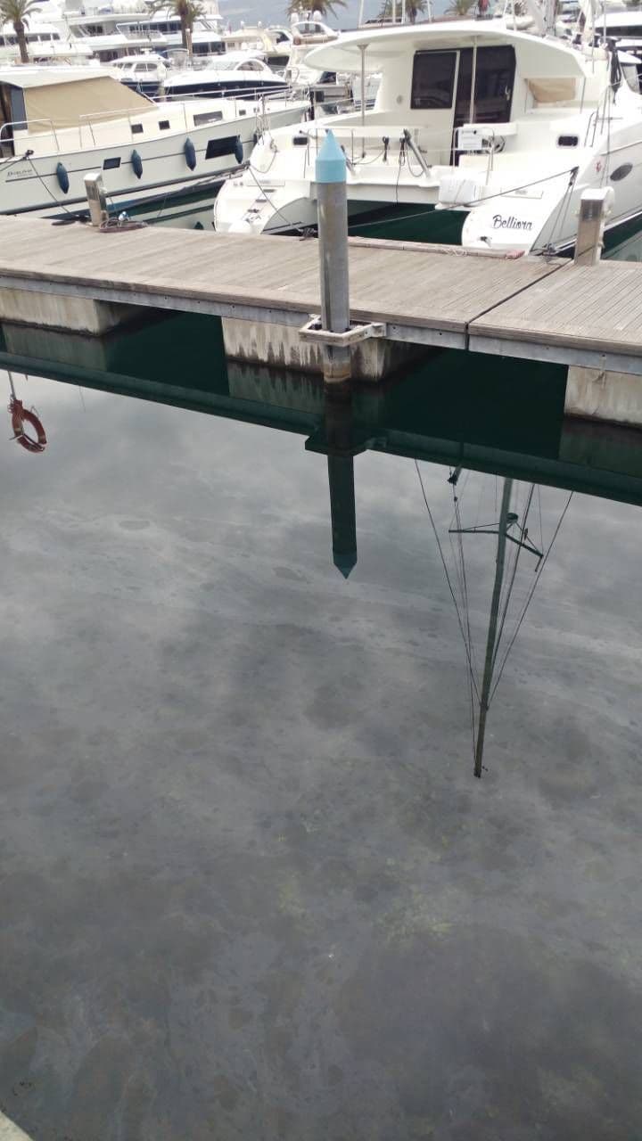 Naftna mrlja kod marine Porto Montenegro Naftna mrlja kod marine Porto Montenegro