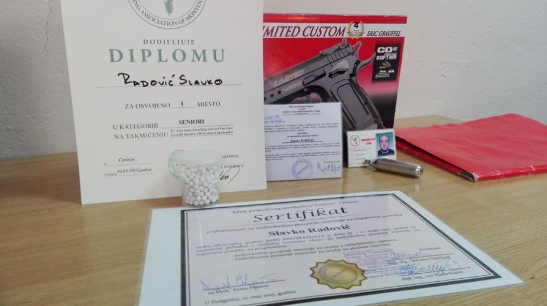 RADOVIĆ: Policija mi je zaplijenila pištolj koji izbacuje plastične kuglice RADOVIĆ: Policija mi je zaplijenila pištolj koji izbacuje plastične kuglice