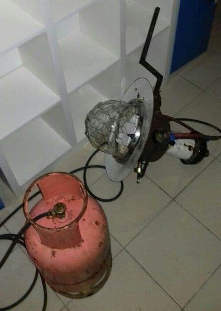 zapijenjena-plinska-lampa-i-plinska-boca zapijenjena-plinska-lampa-i-plinska-boca