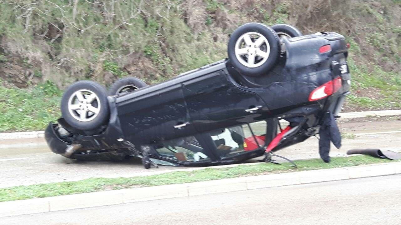 Automobil završio na krovu Automobil završio na krovu