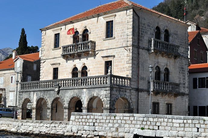 Biblioteka siromašnija za 4.310 stručnih knjiga Biblioteka siromašnija za 4.310 stručnih knjiga