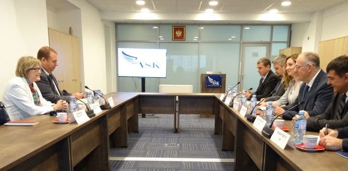 Ambasada SAD-a uručila ASK opremu vrijednu 40.000 eura Ambasada SAD-a uručila ASK opremu vrijednu 40.000 eura