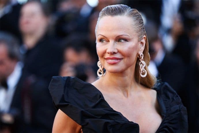Pamela Anderson seli u Francusku zbog fudbalera Pamela Anderson seli u Francusku zbog fudbalera