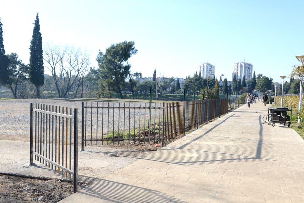 Postavljena ograda i kapija u Njegoševom parku Postavljena ograda i kapija u Njegoševom parku