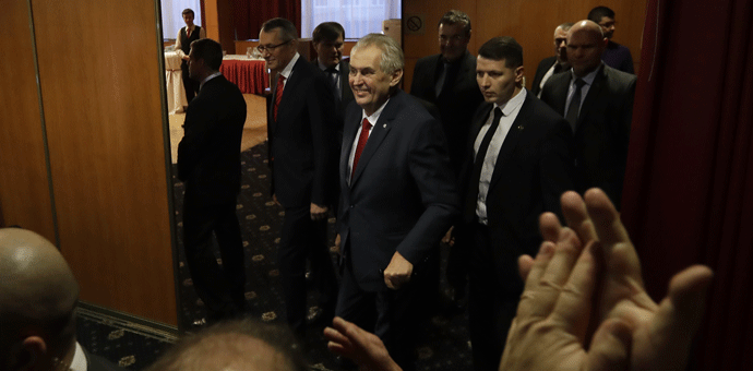 Redari i pristalice iz Zemanovog štaba pesnicama na novinare Redari i pristalice iz Zemanovog štaba pesnicama na novinare