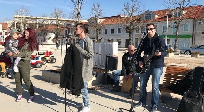 Svi po malo za Nikolu Svi po malo za Nikolu