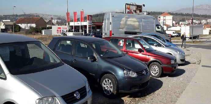 Mjesečno prođe deset automobila Mjesečno prođe deset automobila