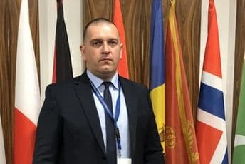 Kontejnere opkole parkirana vozila, „pauk“ da bude pripravan Kontejnere opkole parkirana vozila, „pauk“ da bude pripravan