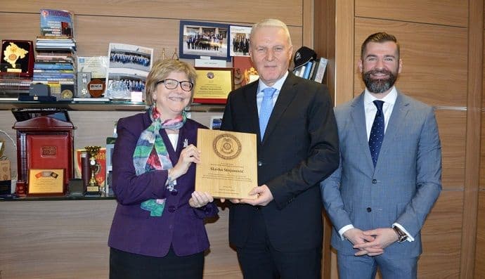 Uehara uručila plaketu Slavku Stojanoviću Uehara uručila plaketu Slavku Stojanoviću