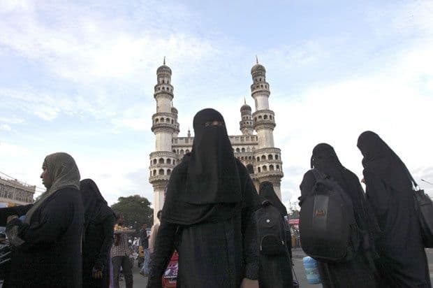 Neislamski da žene gledaju fudbal Neislamski da žene gledaju fudbal