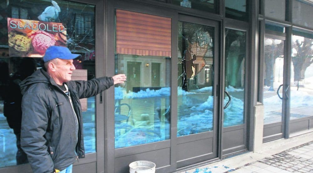 Huligan iz Kolašina se posjekao dok je lomio staklo na kafiću Huligan iz Kolašina se posjekao dok je lomio staklo na kafiću