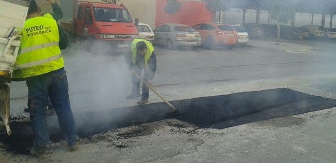 Ekipe Puteva sanirale i asfaltirale gradske saobraćajnice Ekipe Puteva sanirale i asfaltirale gradske saobraćajnice