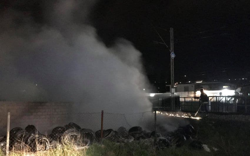 Ugašen požar u Bjelišima, pored šina gorjelo 500 guma Ugašen požar u Bjelišima, pored šina gorjelo 500 guma