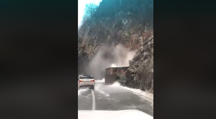 Užasavajući uslovi vožnje u Platijama (Video) Užasavajući uslovi vožnje u Platijama (Video)