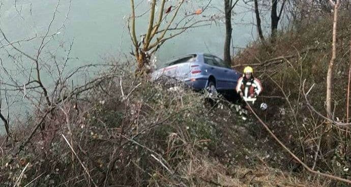 Sletio na obalu Morače, ni traga od vozača Sletio na obalu Morače, ni traga od vozača