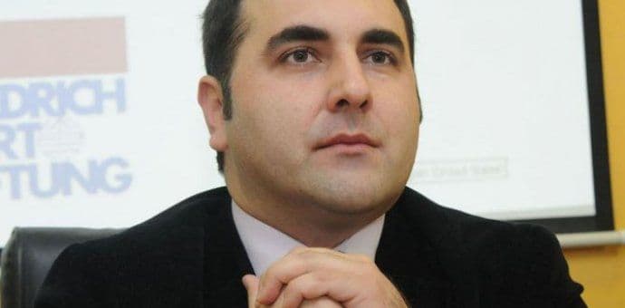 Momčilo RADULOVIĆ: Perspektiva u fatamorgani Momčilo RADULOVIĆ: Perspektiva u fatamorgani