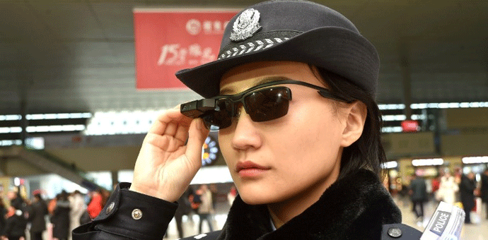 Policija u Kini koristi naočare za prepoznavanje kriminalaca Policija u Kini koristi naočare za prepoznavanje kriminalaca