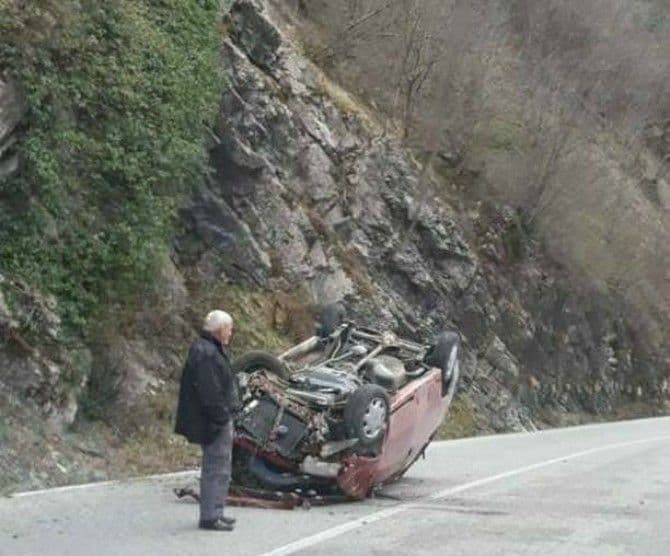 Automobil se prevrnuo na krov Automobil se prevrnuo na krov