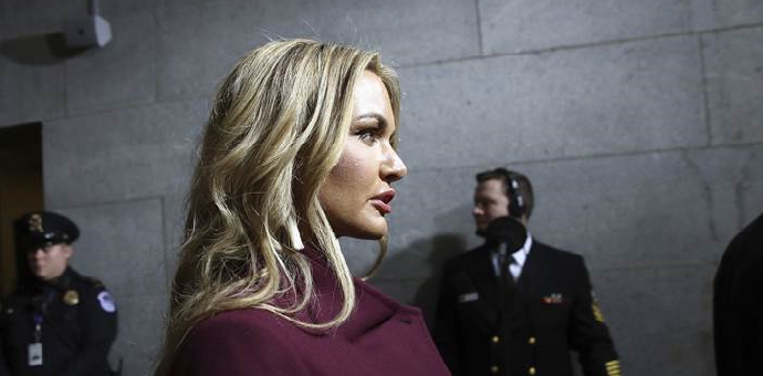 Trampova snaha otvorila pismo i eksplodirao joj prah u lice Trampova snaha otvorila pismo i eksplodirao joj prah u lice