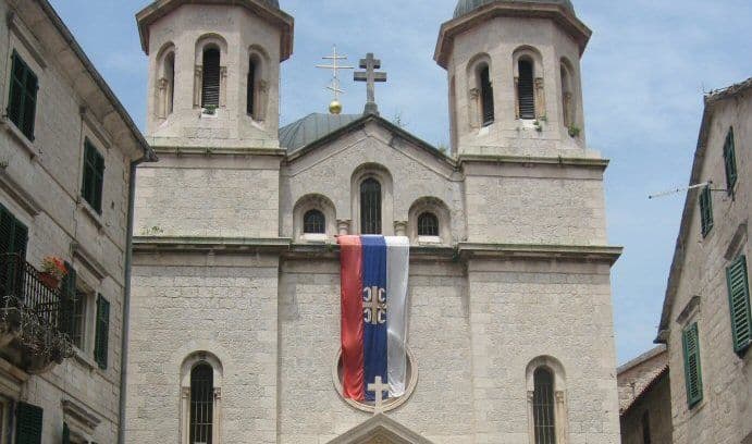 Popović: Skloniti trobojku sa crkve u Kotoru Popović: Skloniti trobojku sa crkve u Kotoru