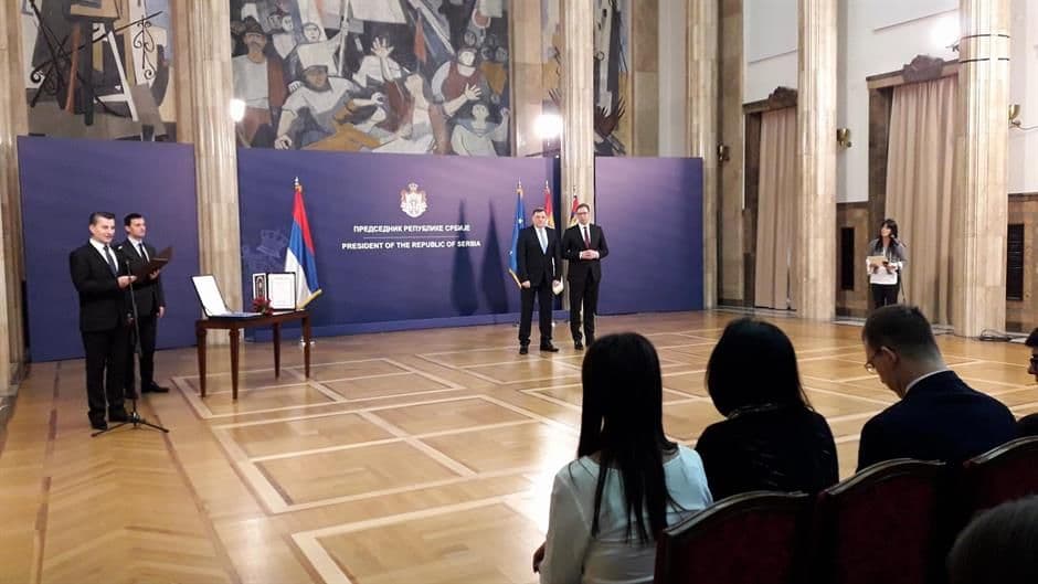 Dodik odlikovao Vučića Dodik odlikovao Vučića