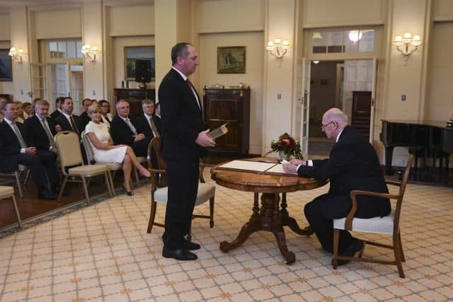 Ministar čeka dijete sa saradnicom, premijer zabranio seks Ministar čeka dijete sa saradnicom, premijer zabranio seks