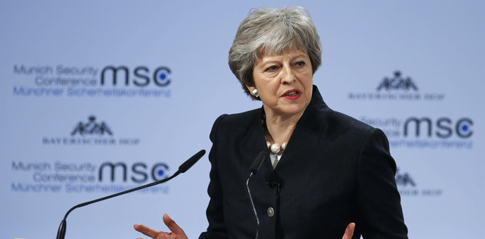 Italijanski premijer izazvao Terezu Mej na partiju bilijara Italijanski premijer izazvao Terezu Mej na partiju bilijara